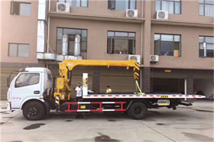 西双版纳附近汽车轮胎更换